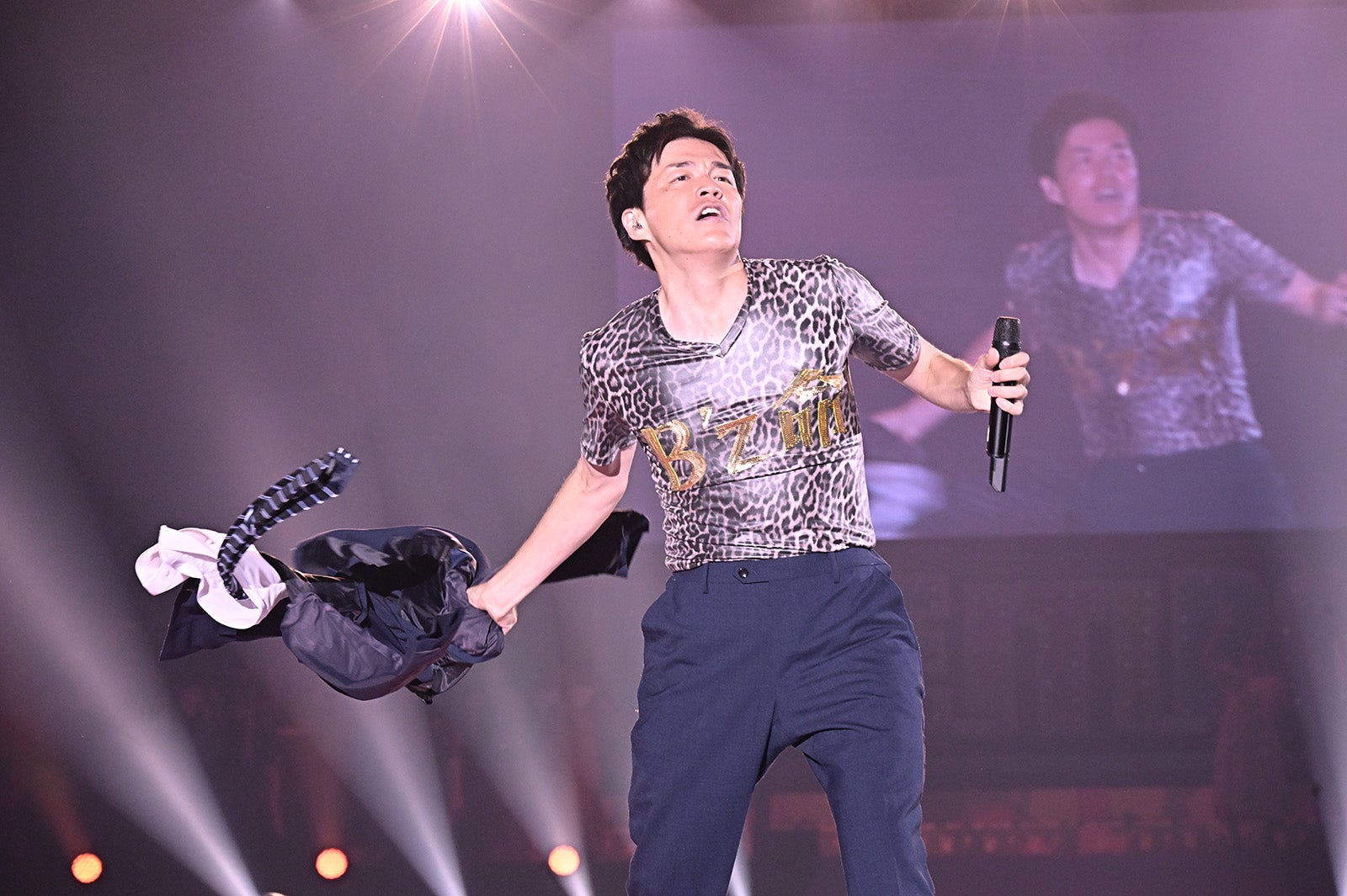 スーツを脱ぎ捨てる南波アナ「LOVE IT！ ROCK 2023」（C）TBS