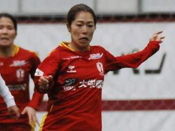 「モデルかと」「きれい＆かっこよい」今季MVP美女サッカー選手が激変！ドレスアップ姿に反響 斬新デザイン衣装にシルバーネックレスが豪華