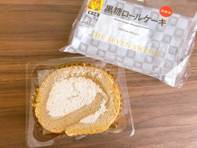 後味もおいしいセブンイレブンの黒糖ロールケーキ♪