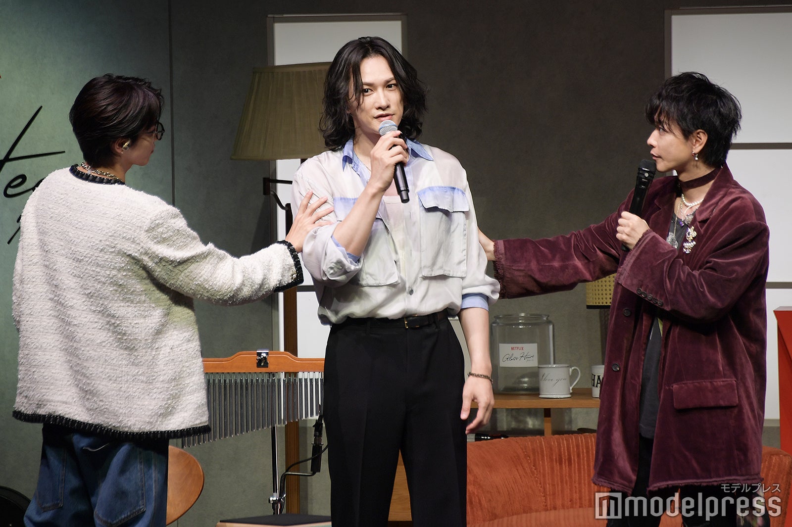 町田啓太のボディをチェックする志尊淳と佐藤健（C）モデルプレス