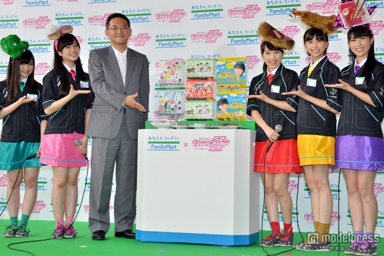 （左より）有安杏果、佐々木彩夏、代表取締役社長 中山勇、百田夏菜子、玉井詩織、高城れに