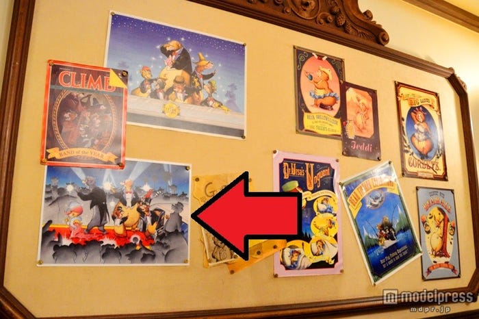 レッドカーペットを歩く写真