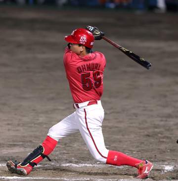 広島・大盛 大勢撃ち2号！八回1死待望の一時同点弾 クールな男が力強くガッツポーズ 守備でも外野陣統率して存在感