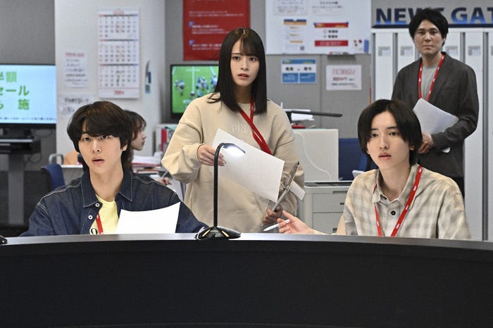 キム・ムジュン、佐々木舞香、道枝駿佑「キャスター」第8話(C)TBS