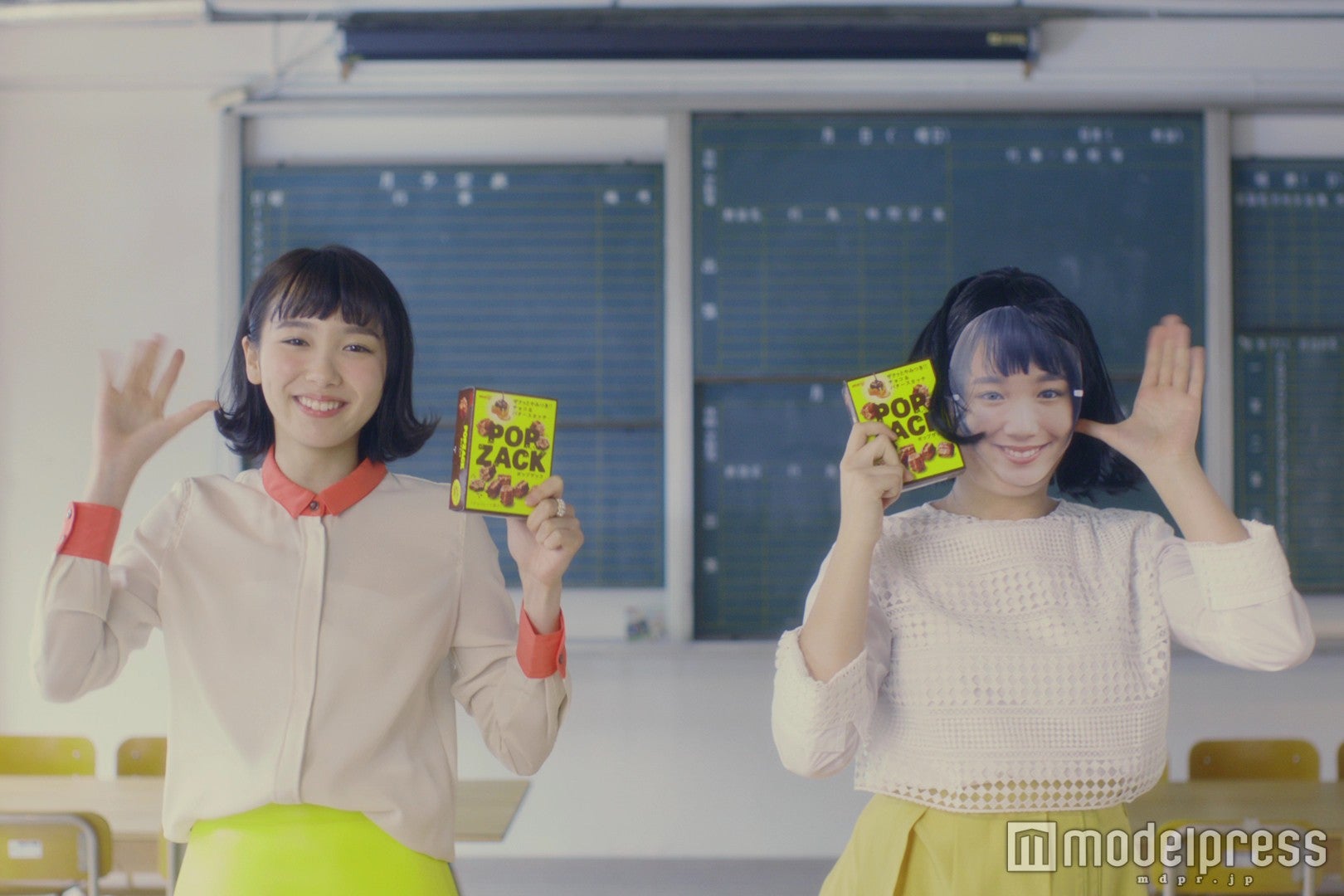 飯豊まりえ（左）／新CMより