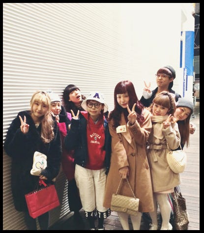 仲間からの祝福を受けるAMO/オフィシャルブログより(Ameba)