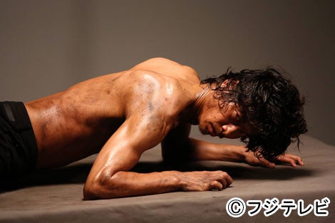 AKIRAの鍛えられた肉体美