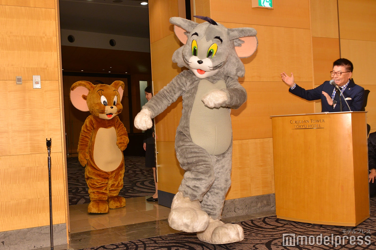 突如会見に登場したトムとジェリー（C）モデルプレス