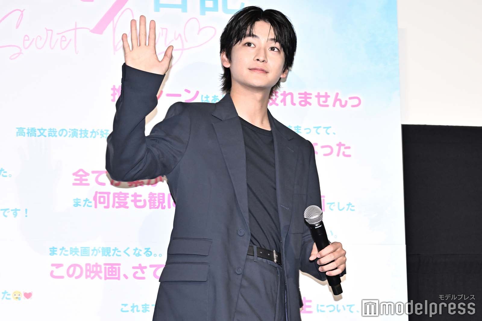 手を振る高橋文哉（C）モデルプレス