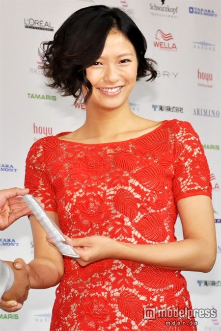 榮倉奈々、ミニドレスで美脚披露　美の秘訣を語る