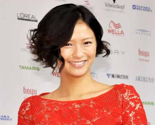 榮倉奈々、ミニドレスで美脚披露 美の秘訣を語る