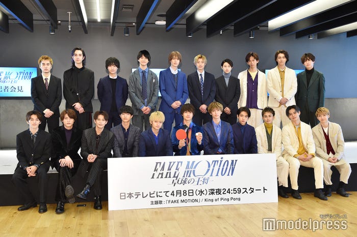 前列左から:矢部昌暉、板垣瑞生、森崎ウィン、吉澤要人、橘柊生、佐野勇斗、古川毅、田中洸希、草川拓弥、小笠原海、村田祐基後列左から:泉大智、ジャン海渡、田中雅功、髙田彪我、山中柔太朗、高松アロハ、富本惣昭、船津稜雅、松尾太陽、池田彪馬 (C)モデルプレス