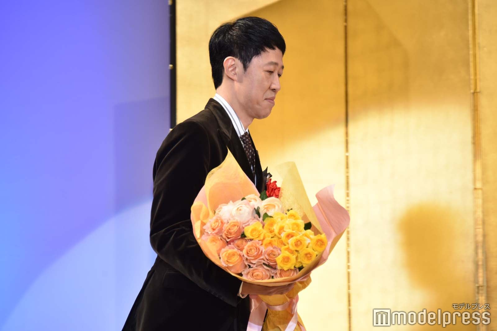 「ある男」田渕みのり氏＆秋田周平氏を祝福するために駆けつけた小籔千豊 （C）モデルプレス