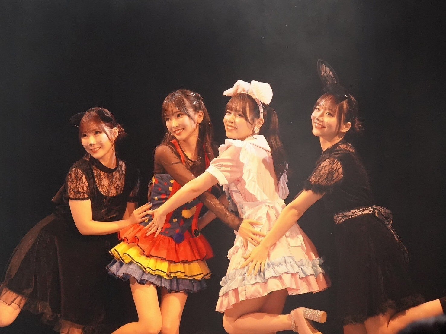 （中央）吉沢朱音、岩田陽菜（提供写真）