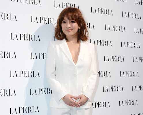 浜崎あゆみ、胸元ざっくり“SEXY”白スーツで登場