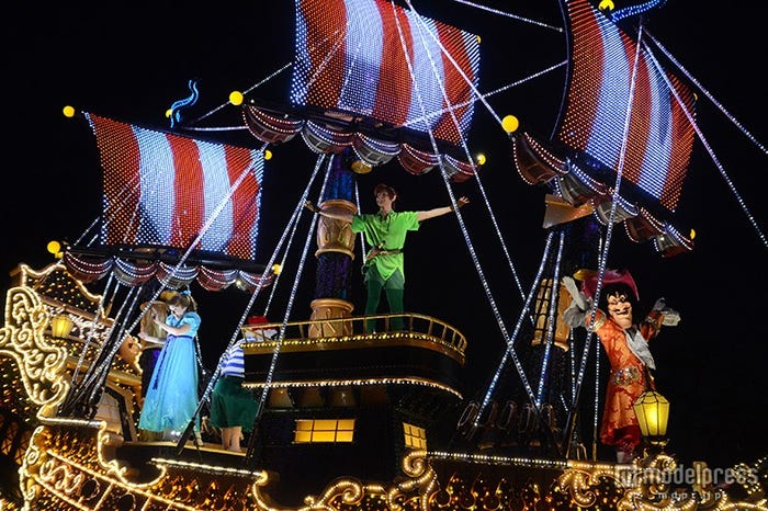 ピーターパン、ウェンディ、キャプテン・フック、ミスター・スミーが乗船