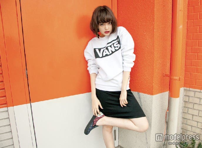 カジュアルなロゴスウェットに合わせたスリッポンのペイズリー柄がさりげない(モデル:玉城ティナ)