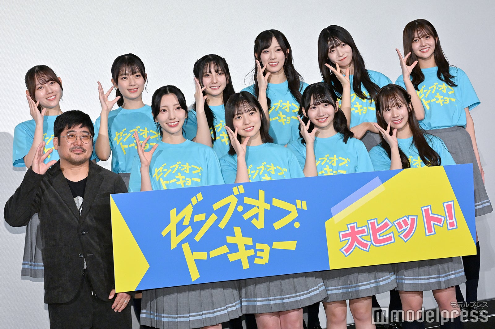 （後列左から）平岡海月、平尾帆夏、竹内希来里、清水理央、宮地すみれ、山下葉留花（前列左から）熊切和嘉監督、小西夏菜実、正源司陽子、藤嶌果歩、石塚瑶季（C）モデルプレス