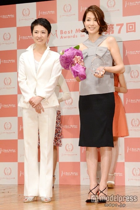 「第7回 ベストマザー賞 2014」で文化部門を受賞した内田恭子とプレゼンターを務めた蓮舫
