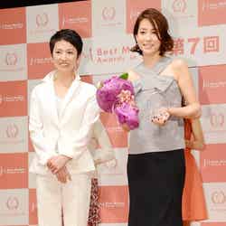「第7回 ベストマザー賞 2014」で文化部門を受賞した内田恭子とプレゼンターを務めた蓮舫