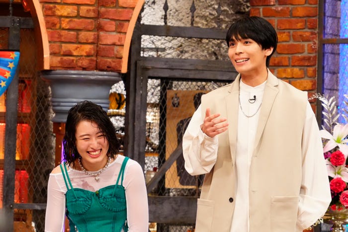 新山もあ、岡田隆之介(C)読売テレビ