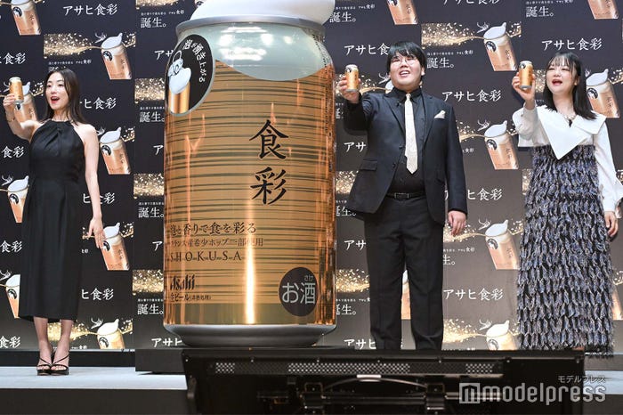 乾杯するMEGUMI、蛙亭(中野周平、イワクラ)(C)モデルプレス