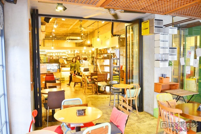 明るく開放的な雰囲気の店内