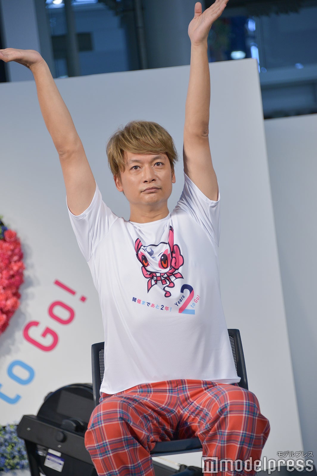 準備運動中の香取 （C）モデルプレス