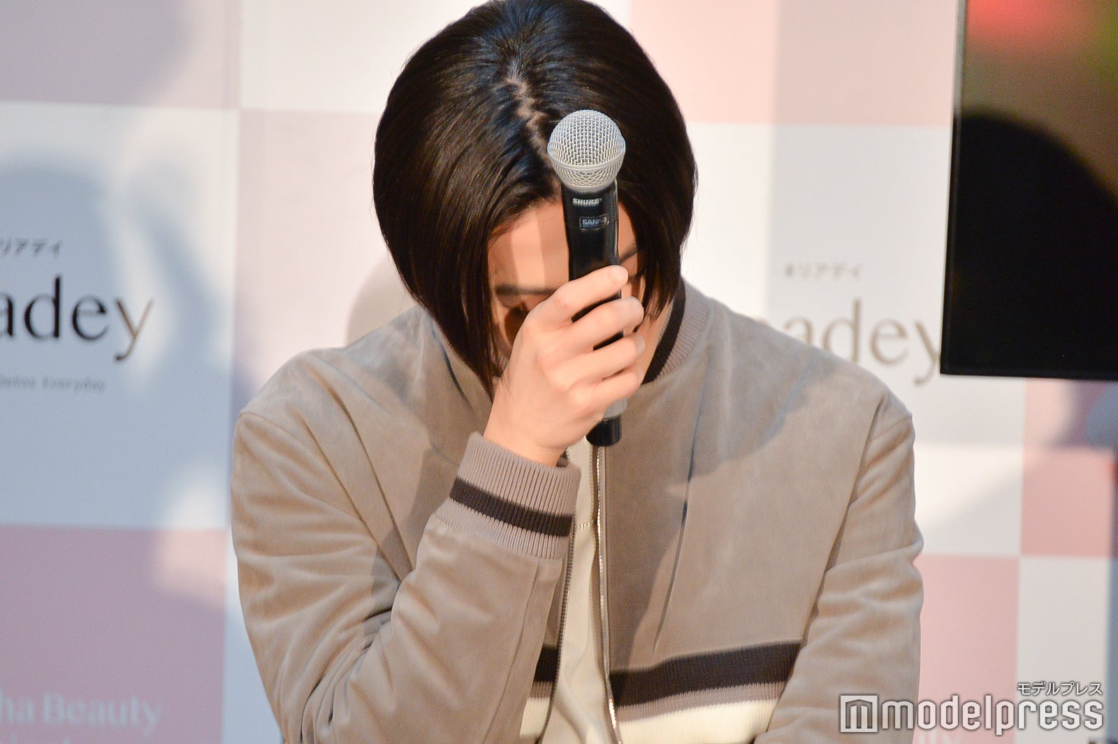 MCの質問にトンチンカンな回答をしてしまい頭を抱える八木勇征（C）モデルプレス