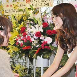 ファンと笑顔で握手する桐谷美玲