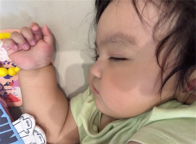アレクサンダー、気持ちよさそうに眠る次女・グーちゃんの寝顔ショット公開