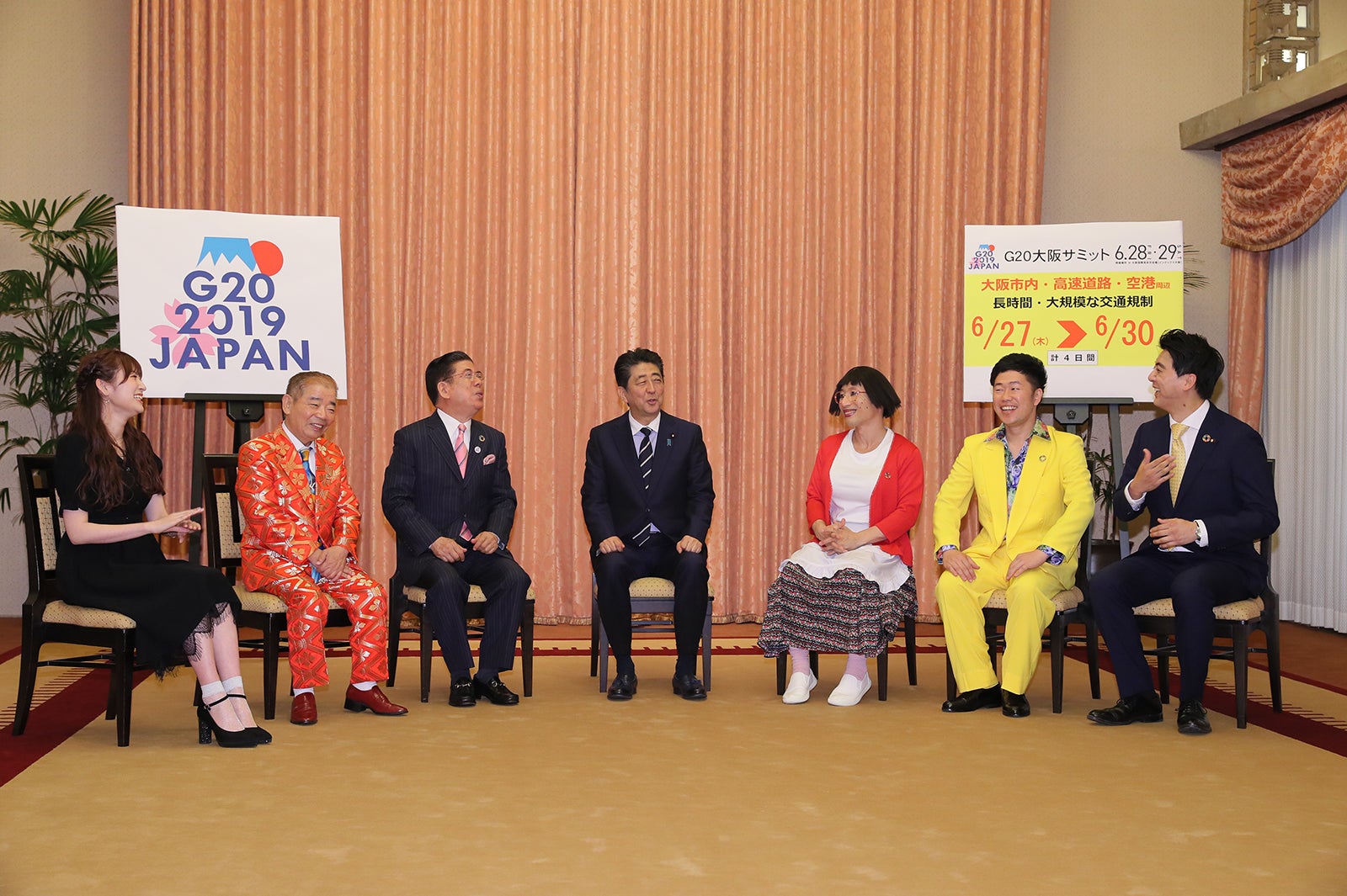 （左から）吉田朱里、池乃めだか、西川きよし、安倍晋三首相、すっちー、吉田裕、佐竹正史 （提供写真）