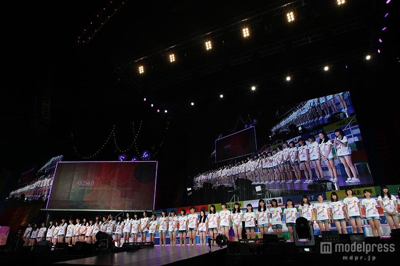 チーム8がファンの前に初登場（C）AKS