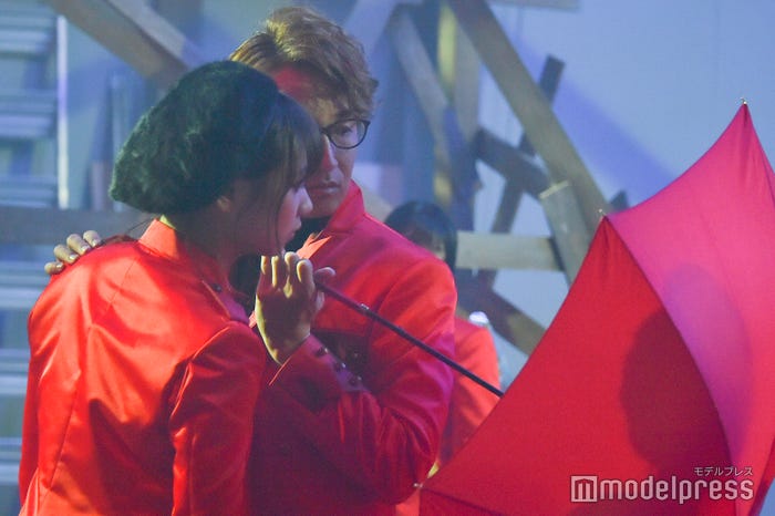 キスシーンを確認する高野祐衣とまちゃあき(エグスプロージョン)/吉本坂46RED「君の唇を離さない」MV撮影風景(C)モデルプレス