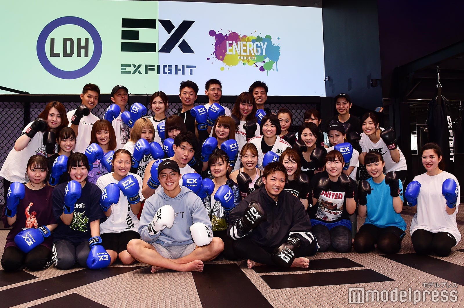 白濱亜嵐＆数原龍友が参加者と記念撮影 （C）モデルプレス