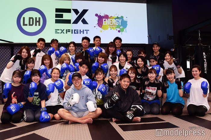 白濱亜嵐&数原龍友が参加者と記念撮影 (C)モデルプレス