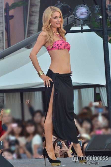 ビキニでセクシーボディを披露したパリス・ヒルトン