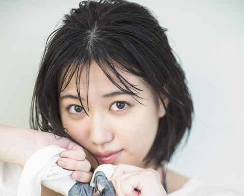 「ミスマガジン」和泉芳怜、水着×Tシャツで美バスト魅せ