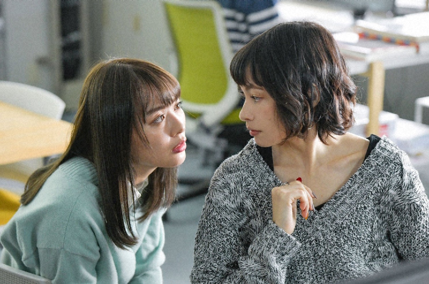内田理央、太田莉菜／「来世ではちゃんとします」第4話より（C）「来世ではちゃんとします」製作委員会