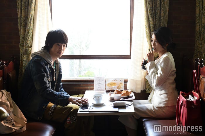4年同棲するミュージシャンの美登里(渡辺大知)とゆり子(C)TBS