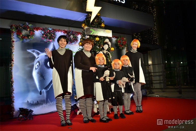 木村カエラ（右端）とハリセンボン（左端：箕輪はるか、左から2番目：近藤春菜）