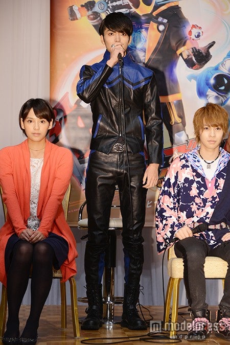 山本涼介（中央）