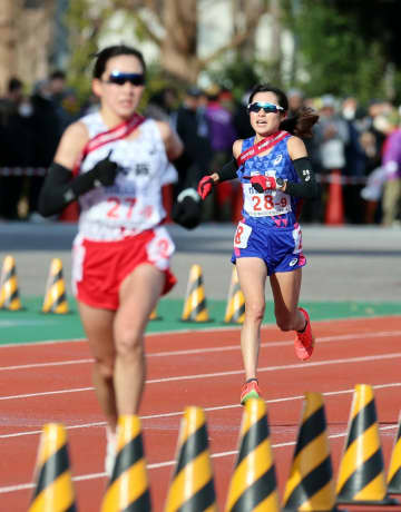 【都道府県女子駅伝】2位の兵庫は涙の惜敗 競技場の大型ビジョンを見つめ泣く選手も 驚異の併走に敗れたアンカーは号泣→田中希実が慰める