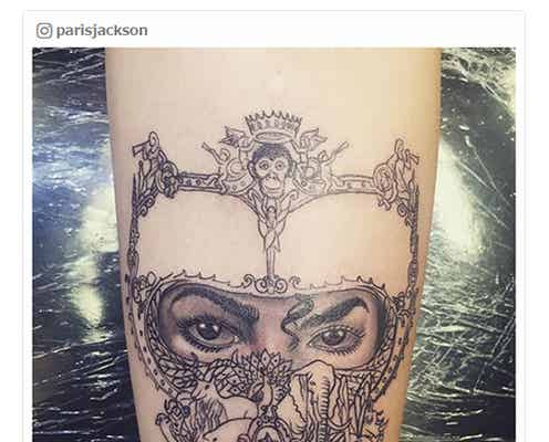 マイケル・ジャクソン娘パリス、父の顔をタトゥーで刻み込む