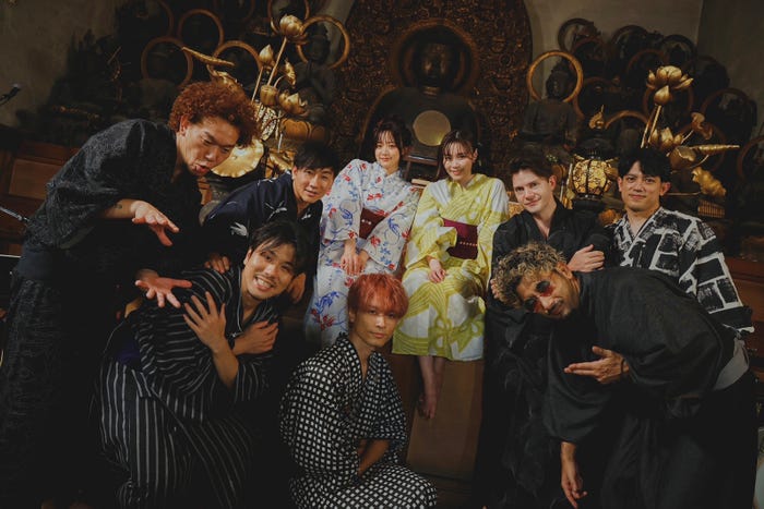 (中央)森香澄&鷲尾伶菜(提供写真)