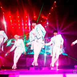 「JAPAN ARENA TOUR SHINee WORLD 2013 ～Boys Meet U～」のファイナル公演を開催したSHINee（左から：オンユ、ジョンヒョン、テミン、ミンホ、キー