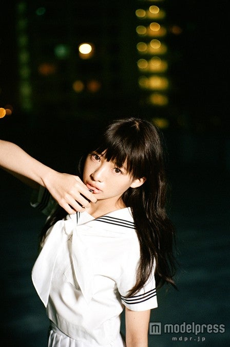 「Popteen」モデル、白セーラー服で魅了　自身初の作品を発表