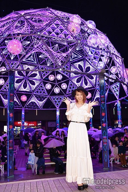 美しいイルミネーションに笑顔の南明奈