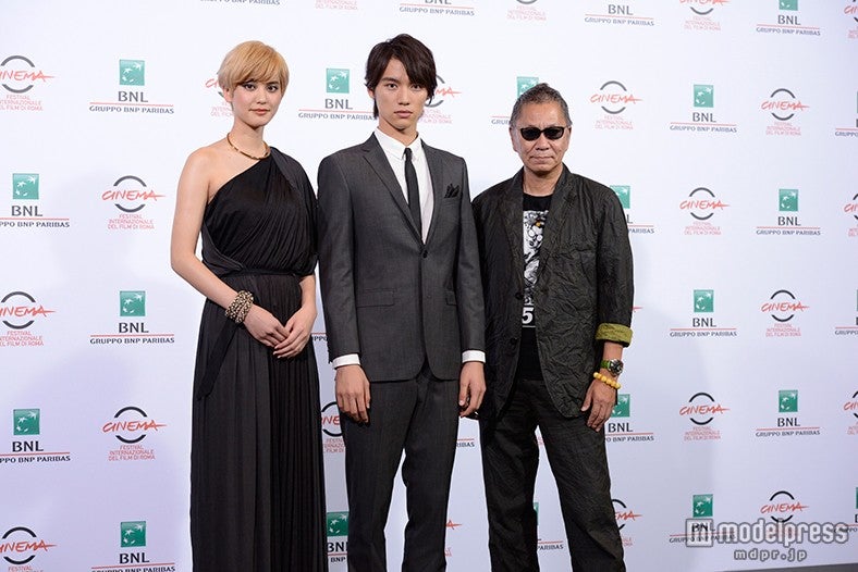 （左から）山崎紘菜、福士蒼汰、三池崇史監督