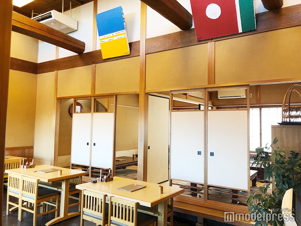 地元の画家作の大胆な色使いの抽象画が、和の誂えの空間で目立ってとってもお洒落。（C）モデルプレス